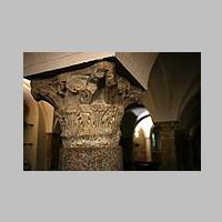 Capitello della cripta, Photo by Paolobon140 on Wikipedia.jpg